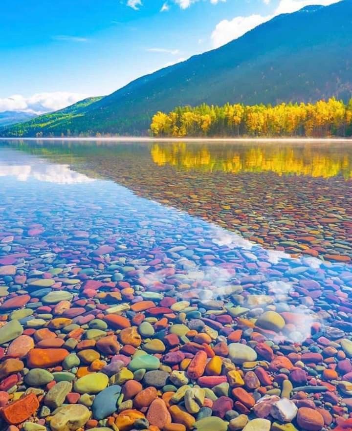 The-colourful-beach-pebbles-of-Lake-McDo