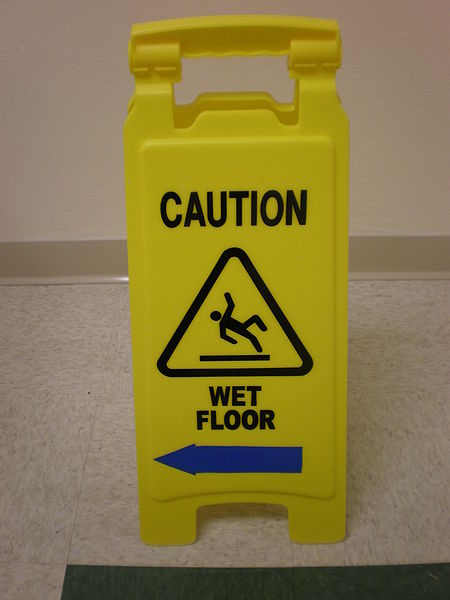 /dateien/uh58411,1260965824,450px-Yellow wet floor caution sign in English