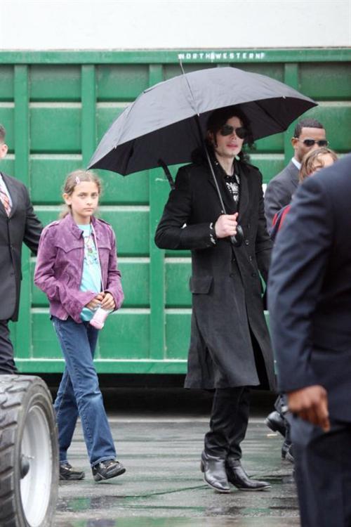 /dateien/uh60207,1269458118,Michael Jackson walks 278b