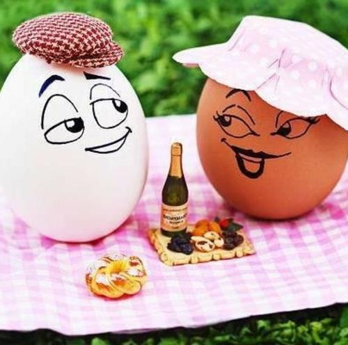 lustige-ostereier-eierpaar-picknick