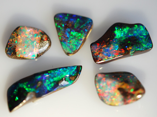 Opale-in-unterschiedlichen-Farbnuancen-0