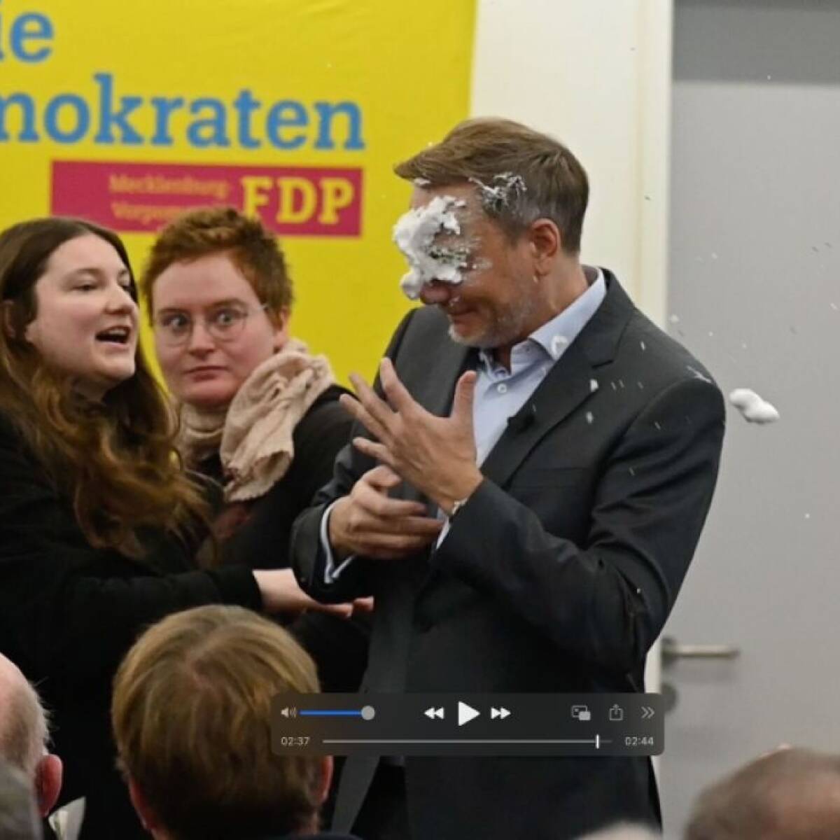 frau-wirft-schaum-torte-auf-fdp-chef-lin