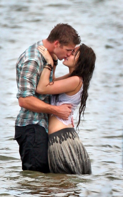 miley-cyrus-and-liam-hemsworth-kissing-p