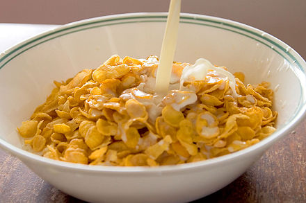 440px Cornflakes with milk pouring in.jp