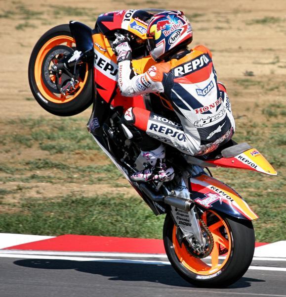 dani-pedrosa-wheelie