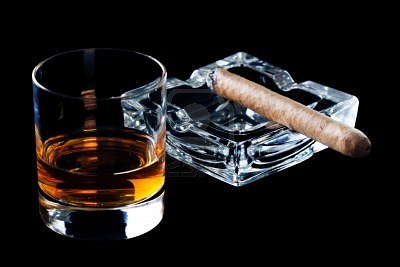 7235306-glas-whisky-und-zigarre