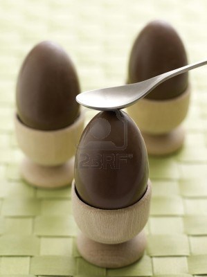c523c8 11442759-schokoladeneier-in-eierb