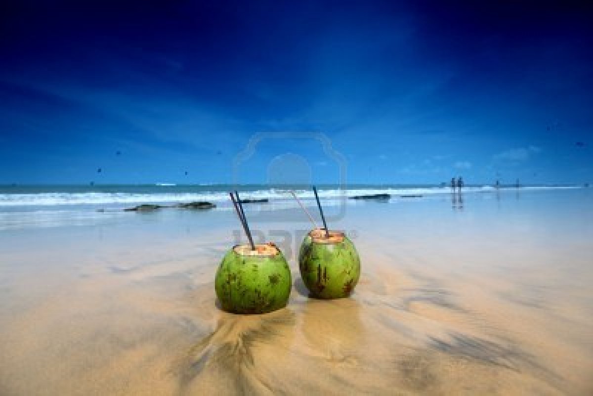 4976586-coconut-cocktail-on-beach-sand