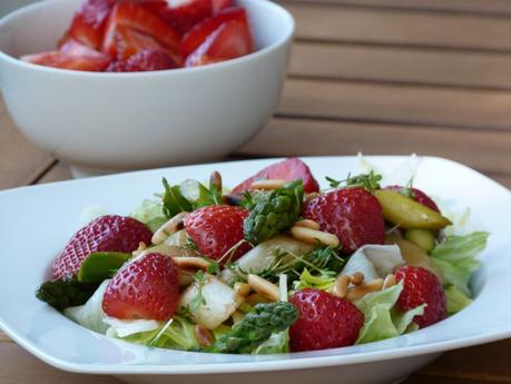 rezept-fruchtiger-spargel-erdbeer-salat-