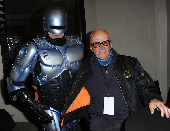 actor-peter-weller-poses-with-a-cosplaye