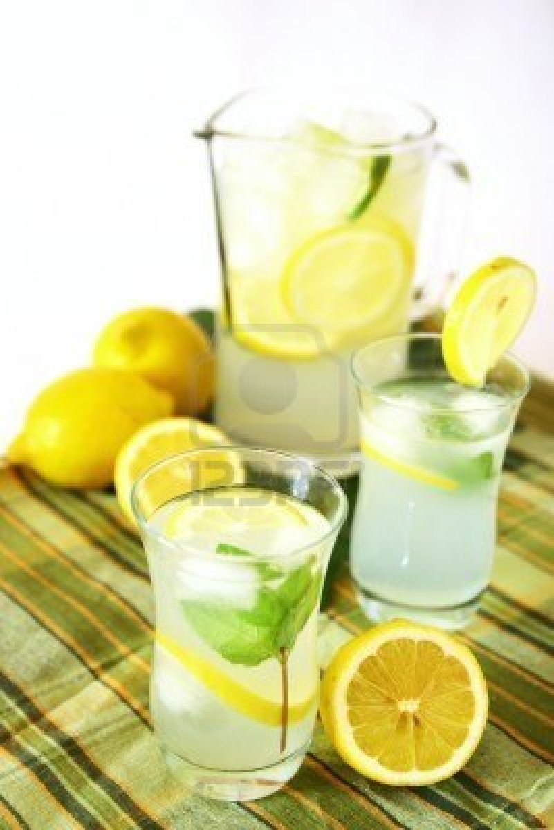 5565563-pitcher-und-glas-limonade