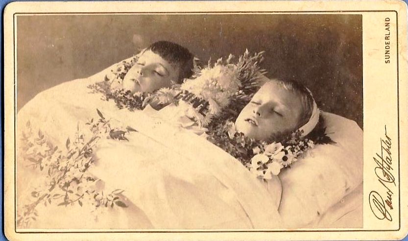 Что делать со старыми фотографиями умерших родственников