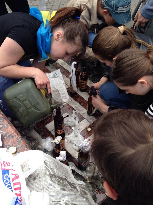 Maidan-2-May-girls-making-molotovs-odess