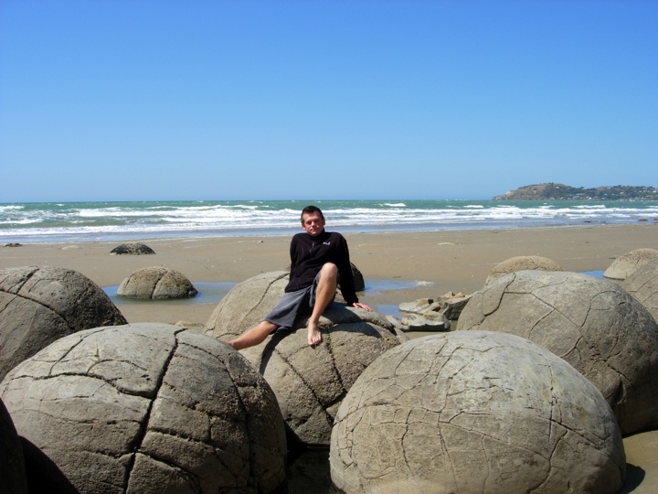 Naturliche Steinkugeln am Strand  Moerak