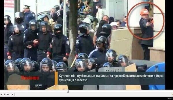 Maidan-3-May-shooter-behind-police