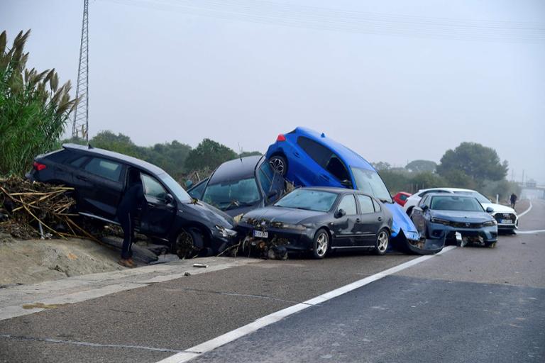 36061152-unwetter-valencia-auto-stapel-i