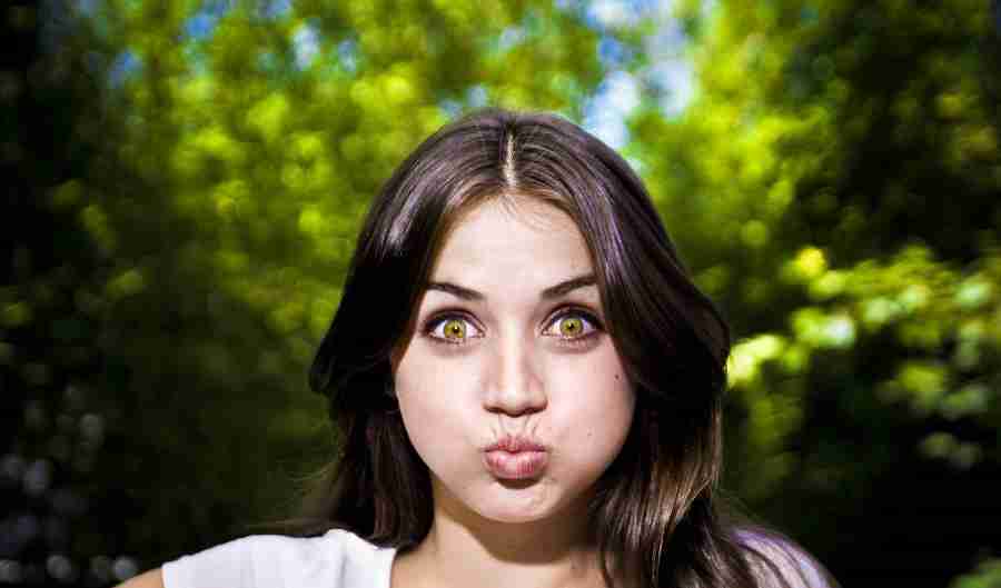 ana-de-armas-funny-face-pose-hd-wallpape