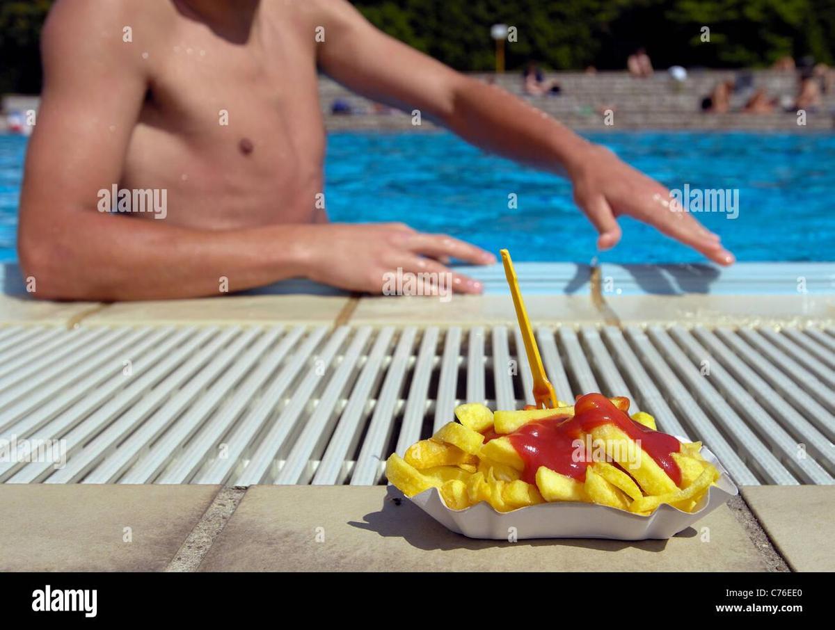 ein-badegast-in-einem-schwimmbad-fur-pom