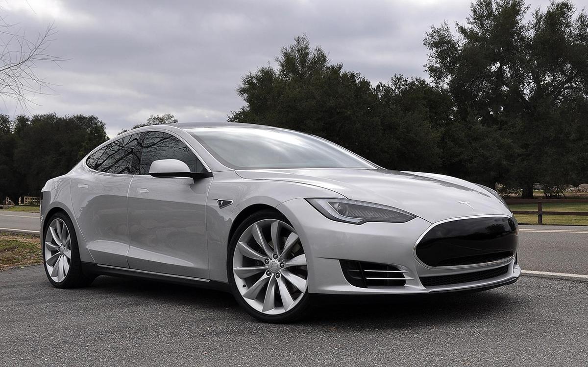 2012-Tesla-Model-S-passengers-side-front