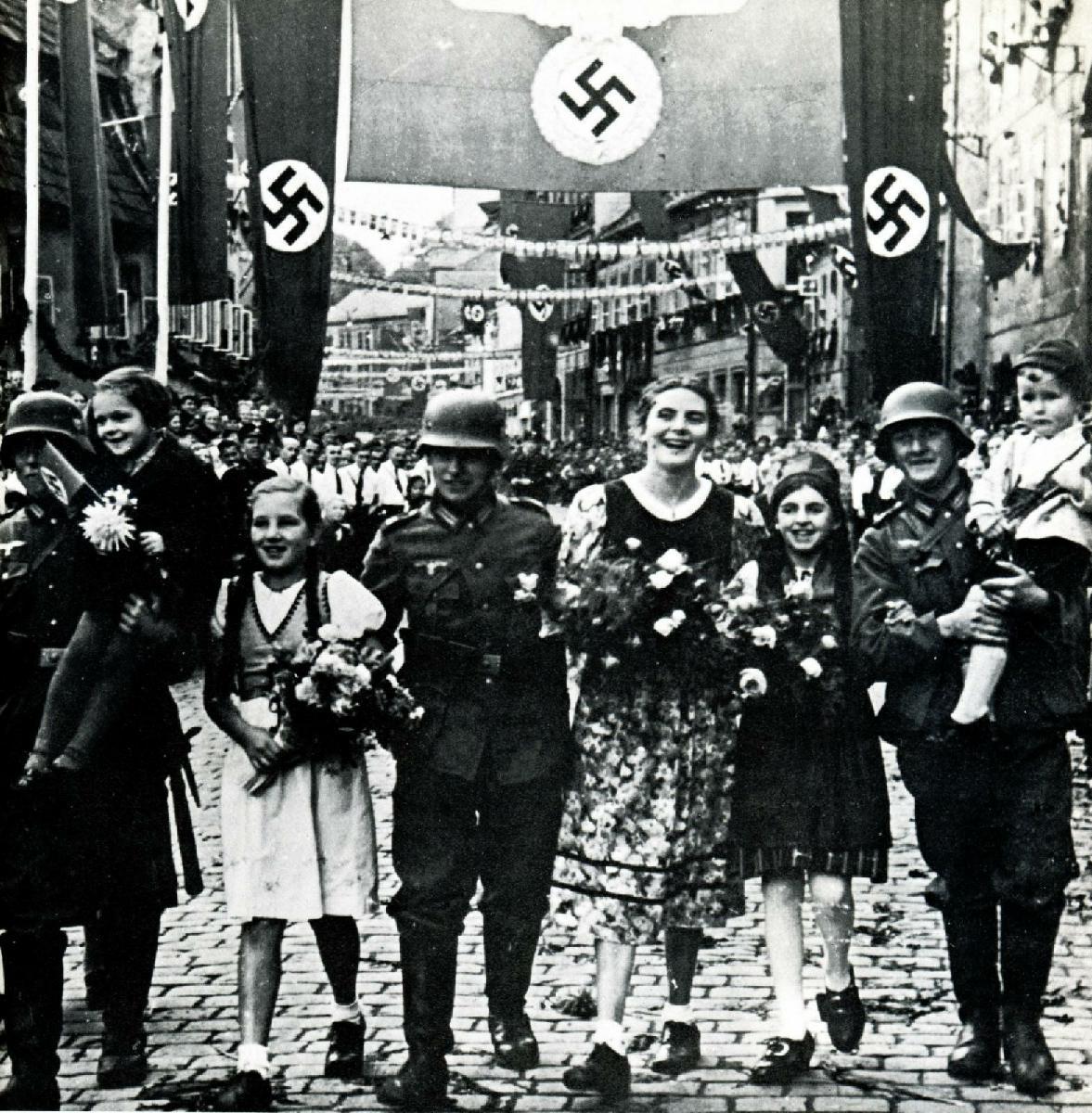 Sudeten-children-marching-with-Wehrmacht