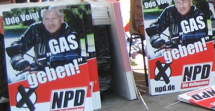 udo-voigt-gas-geben-plakate