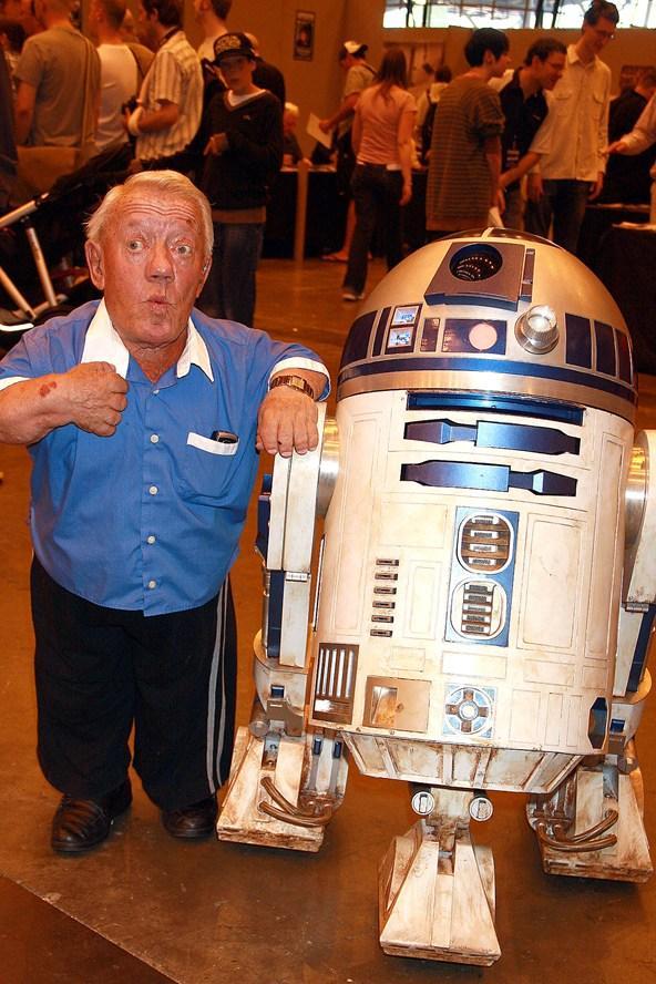 Kenny Baker glamour 9dec14 rexfeatures b