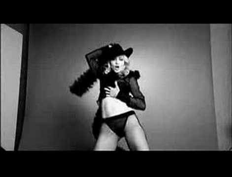 Youtube: Clip Madonna - Give it To me (Official music video)