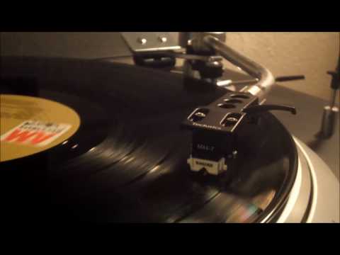 Youtube: Stealers Wheel Stuck In The Middle With You Vinyl Recording