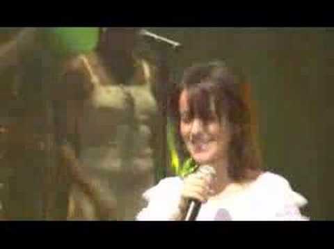 Youtube: Alizée - Toc de Mac (Live - En Concert 2004)