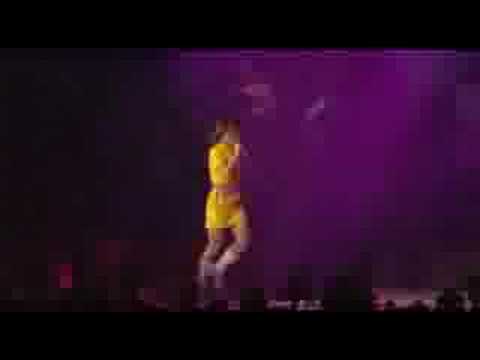 Youtube: Alizée - Moi... Lolita (Live - En Concert 2004)