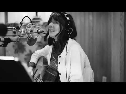 Youtube: Molly Tuttle & Golden Highway - Alice in the Bluegrass (Studio Video)