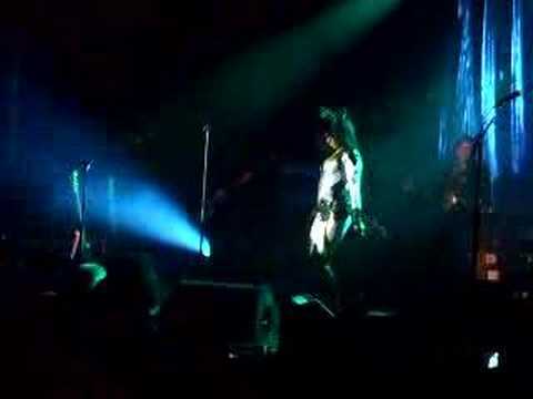 Youtube: Siouxsie - Into A Swan Glasgow 2008