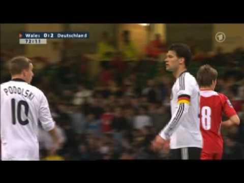 Youtube: Podolski schlägt Ballack