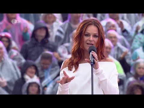Youtube: Andrea Berg - Die Gefühle haben Schweigepflicht (Die große Drei-Länder-Show 01.10.2017)