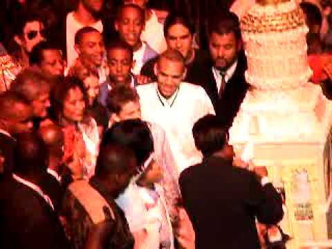 Youtube: MJ-Upbeat.com - (PT 4 - Cake) - Michael Jackson 45th Birthday Party Part 4 The Cutting Of The Cake