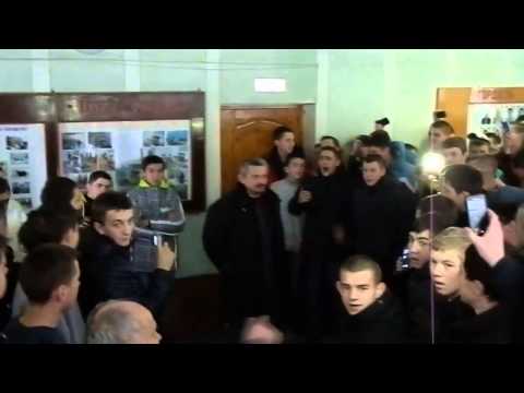 Youtube: Украинские ПТУшники «люстрировали» директора