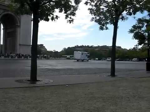 Youtube: Police car chase camper Arc du Triomphe - Paris (accident)