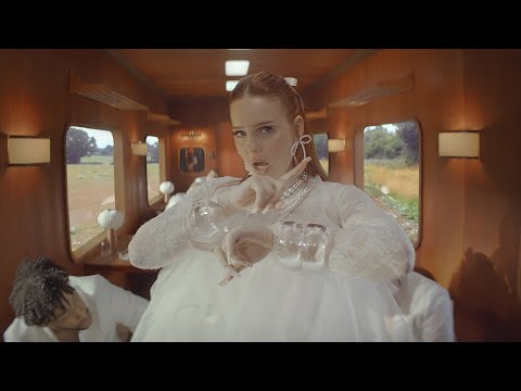 Youtube: Clean Bandit, Anne-Marie, David Guetta – Cry Baby (Official Video)