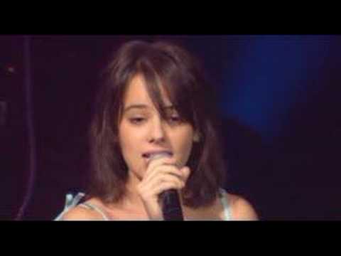 Youtube: Alizée - L'E-mail a Des Ailes (Live - En Concert 2004)