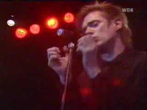 Youtube: Einsturzende Neubauten - Der Tod Ist Ein Dandy (Live 1990)