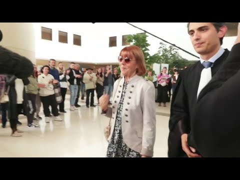 Youtube: "On est avec vous", Gisèle Pelicot est applaudie et encouragée à la sortie de la salle d'audience