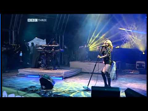 Youtube: Goldfrapp Live At Glastonbury 2004