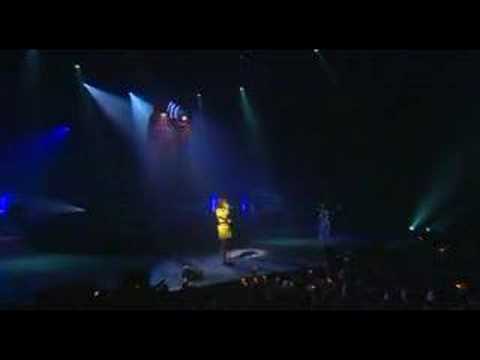 Youtube: Alizée - Amélie M'a Dit (Live - En Concert 2004)