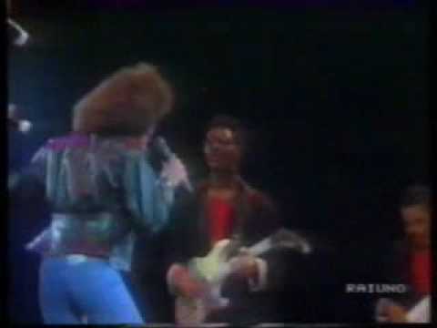 Youtube: Whitney Houston - I Wanna Dance With Somebody (London 1986)
