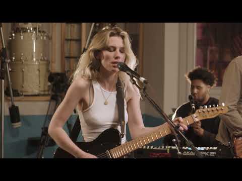 Youtube: Wolf Alice - Smile (Live - The Pool Sessions)