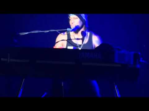 Youtube: D'Angelo - Untitled (How Does It Feel) (Live @ Zénith Paris) [2012-01-29]