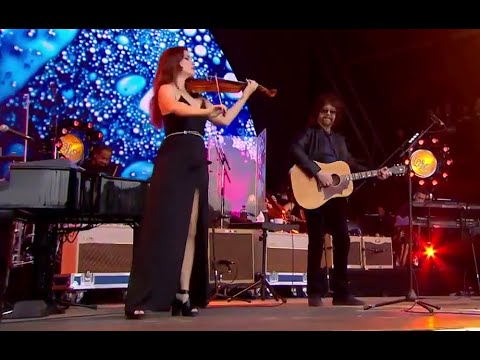 Youtube: Livin' Thing Jeff Lynne's ELO Live with Rosie Langley and Amy Langley, Glastonbury 2016