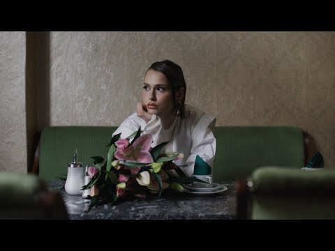 Youtube: CÉLINE - Weiße Lilien (Official Video)