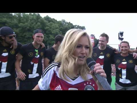 Youtube: Helene Fischer singt "Atemlos durch die Nacht" am Brandenburger Tor WM 2014 FEIER in HD