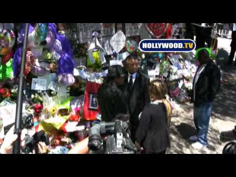 Youtube: Joe Jackson And Jesse Jackson Visit Michael's Memorial